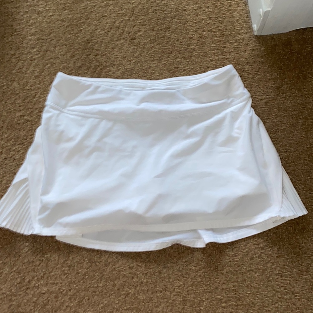 Lululemon play off the pleats mid rise skirt in like-new condition!